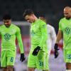 Nach dem 0:0 gegen Borussia Mönchengladbach verlassen Wolfsburgs Spieler Paulo Otávio (l-r), Yannick Gerhardt und John Brooks den Platz.