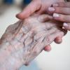 Viele Pflegebedürftige werden in der Familie umsorgt. Die Seniorenberatung hilft den Angehörigen.