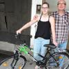 Mit diesem nagelneuen Fahrrad, das Thomas Pickhard übergab, zählte Melanie Schmid zu den Hauptgewinnern der Wohltätigkeitstombola. 	