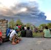 Die Rauchsäule des Vulkans auf Bali wächst.