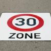 In Dürrlauingen soll langsamer gefahren werden: In zwei Baugebieten wird die Geschwindigkeit auf maximal 20 beziehungsweise 30 Kilometer pro Stunde beschränkt.