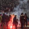 Frankfurter Fans randalieren während des Spiels im Fanblock und werfen Bengalos . 