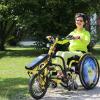 Ihr „Handbike“ nutzt Iris Leikert nicht nur für den täglichen Weg zur Arbeit. Auch größere Touren fährt sie gerne mit dem elektrisch betriebenen Hilfsmittel, das sie einfach vor ihren Rollstuhl spannt. 