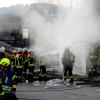Rund 120 Feuerwehrleute waren bei einem Brand in einem Sägewerk bei Holzheim im Einsatz.