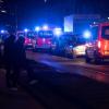 Einsatzfahrzeuge der Feuerwehr stehen in der Silvesternacht auf einer Straße.