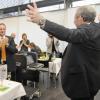 Die Freien Wähler applaudierten Landrat Hans-Joachim Weirather zur gewonnenen Wahl. 