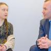 Greta Thunberg mit CSU-Politiker Manfred Weber im EU-Parlament in Straßburg. 