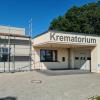 Das Krematorium in Kissing wird erweitert. Auf dem Bild ist der Anbau links bereits zu sehen. Noch steht ein Gerüst vor dem neuen Gebäudeteil.