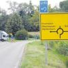 Auf dem Schild für den Kreisverkehr zwischen Buch und Obenhausen fehlt noch der östliche Ast: Dort soll die Ortsumfahrung im Zuge der Staatsstraße 2018 Richtung Krumbach weiter laufen, für die nun die Planfeststellung eingeleitet wurde. 