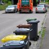 Viele Tonnen säumen mitunter die Straßenränder in Augsburg. Die Stadt war ein Vorreiter in Sachen Mülltrennung – los ging es 1989 mit der Grünen Tonne für Papier.