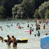 Die Badeseen in Augsburg sind im Sommer beliebte Anlaufstellen für Menschen, die etwas Erholung und Abkühlung suchen. Beim Autobahnsee, im Bereich des Spielplatzes, tummeln sich an schönen Tagen viele Badegäste im Wasser. 	