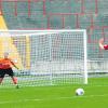 Gutes Spiel vor leeren Rängen: Der SV Salamander Türkheim musste sich, wie schon im Vorjahr, dem FC Augsburg klar geschlagen geben. In dieser Szene ist Türkheims Viktoria Hagg (rotes Trikot) auf dem Weg zum Tor, ein Treffer wollte ihr aber nicht gelingen. 