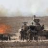 Israelische Streitkräfte feuern Artilleriegranaten auf den Gazastreifen ab.  