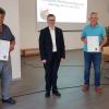 Bürgermeister Markus Dopfer ehrte seine beiden Bürgermeisterstellvertreter Otto Bader, links und Willi Botzenhart, rechts, für 25 Jahre kommunales Ehrenamt im Neuburger Marktrat.