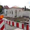 Das Areal um das Kriegsopfer-Mahnmal an der Friedberger Bahnhofstraße wird länger Baustelle bleiben als geplant. Auch zum Volkstrauertag im November wird es nicht fertig. 