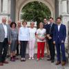 Die Helfer des Förderkreises Schloss Höchstädt mit dem französischen Kulturattaché Louis Marandet. Auf dem Bild von links: Bürgermeister Gerrit Maneth, Peter Miller, Roswitha Riedel, Bernhard Veh, Gabriele Winter, Marlies von der Grün, Hildegard Wanner (Vorsitzende des Förderkreises Schloss Höchstädt), Gerhard Polifka, Louis Marandet und Manuel Knoll. Auf dem Bild fehlt Nicola Thanner (Geschäftsführerin des Förderkreises Schloss Höchstädt).  	