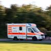 Das Kind, das in Pfaffenhausen in ein Auto gelaufen war, wurde mit dem Rettungswagen ins Krankenhaus gebracht. 