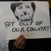 Bei Demonstrationen in Südeuropa kein seltenes Bild: Angela Merkel in NS-Kontext. Wegen eines ähnlichen Vergehens steht in Augsburg ein 22-Jähriger vor Gericht.