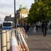 Polizeibeamte stellen als Vorbereitung auf den Feiertag Absperrgitter in Berlin auf.