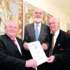 Bezirkstagspräsident a.D, Dr. Georg Simnacher freute sich mit Prof Hans Frei, als ihm Prof. Dr. Hermann Jerz (von links) im Refektorium des Klosters Oberschönenfeld den Bayerischen Landeskundepreis überreichte. Foto: Marcus Merk