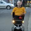 Dieter Neumann ist mit seinem Rollstuhl ein selbstständiger Verkehrsteilnehmer. Das moderne Gefährt wurde durch Spenden finanziert.