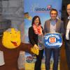 Die Günzburger Radbrauerei ist seit Jahresbeginn neuer Bierlieferant für Legoland Deutschland. Manuela Stone, Direktorin Gastronomie, Radbrauerei-Chef Georg L. Bucher und Legoland-Geschäftsführer Martin Kring gaben die Zusammenarbeit bekannt. 