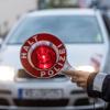 Einen Schleuser erwischte die Verkehrspolizei nahe der A8. Der Mann musste sich nun in Augsburg vor Gericht verantworten.