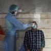 Ein Arzt der Weltgesundheitsorganisation behandelt Corona-Patienten in Idlib. Das Virus verschärft die Situation. 