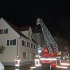 Ein ausgedehnter Zimmerbrand beschäftigte die Feuerwehr Weißenhorn am frühen Samstagabend: In einem Wohn- und Geschäftshaus an der Schulstraße war im ersten Stock Feuer ausgebrochen.