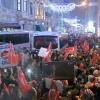 Unterstützer des türkischen Präsidenten Erdogan protestieren vor dem niederländischen Konsulat in Istanbul.