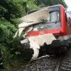 Der beschädigte Zug an einem Bahnübergang bei Tutzing im Landkreis Starnberg.