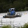 Mit diesem Schwimmbagger wird aktuell Schlamm aus dem Rothsee gepumpt. 