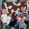 Beim Maifest hatten die Kleinen des Kinderhauses St. Felizitas viel Spaß beim Kühe melken und bei vielen weiteren „Tier“-Spielen. 	
