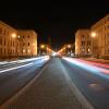 Lichtstreifen von Autoscheinwerfern sind auf der beleuchteten Ludwigsstraße in München zu sehen.