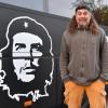 Auf dem Bus von Gastwirt Stefan „Bob“ Meitinger ist ein Bild von Revolutionär Che Guevara zu sehen.