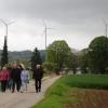 Die drei Buttenwiesener Windräder im Rücken, wanderten die Volksmarschierer rund um das Donauried. 	