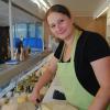 Am Wochenmarkt in Wehringen verkauft Jasmin Stegmann in ihrem mobilen Verkaufsstand ihren hofeigenen Käse. 