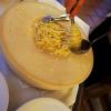 Typisch italienisch: Frische Pasta, im Parmesanlaib geschwenkt. 