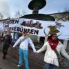 Hunderte Studenten bildeten gestern aus Protest gegen die Studiengebühren eine Menschenkette von der Ludwigs-Maximillians-Universität bis zur Technischen Universität München. Das Bündnis "SoS - Studieren ohne Studiengebühren" hatte die Aktion organisiert. 