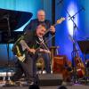 Nigel Kennedy beim Festival der Nationen im Kurhaus Bad Wörishofen: Der britische Violinist (vorne) hat mit seiner E-Violine sichtlich viel Spaß auf der Bühne.