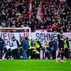 Fans des SC Freiburg protestieren gegen den von der Deutschen Fußball Liga (DFL) angestrebten Investoren-Einstieg und werfen Süßigkeiten, welche Ordner auf dem Spielfeld einsammeln.