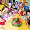 Die Kinder vom Kindergarten St. Georg in Auchsesheim haben der Zeitungsente gezeigt, wie toll man einen Adventskranz schmücken kann. Foto: Schleifer
