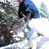 Anlieger Manfred Müller beim Schneeschippen in der Breslauer Straße. Foto:xh