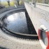 Der Schlamm im Klärbecken in Steinheim setzt sich nicht schnell genug ab – dreckiges Wasser fließt in die Leibi. Chemikalien sollen Abhilfe schaffen.  