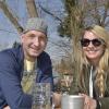 Endlich raus aus der Quarantäne: Daniel Wagner und Nicole Baumgartl im Biergarten der Kulperhütte an der Wertach.