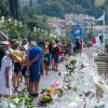 Blumen liegen zur Erinnerung an die Opfer des Attentats an der Promenade in Nizza.