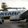 Ein Mitarbeiter enteist eine der beiden Ryanair-Maschinen, die auf dem Allgäu-Airport stationiert sind. Sie stehen somit auch über Nacht auf dem Flughafen und setzen im Winter oft Eis an.