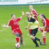 Es gibt keine leichten Gegner: Diese Erfahrung mussten die Frauen des SV Salamander Türkheim (rote Trikots) im Heimspiel gegen den FC Maihingen machen. Gegen den bis dato punktlosen Aufsteiger reichte es nur zu einem 2:2-Unentschieden.