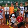 Nach dem Lernen dürfen die Kinder Tennispielen. Bei den Hausaufgaben haben ihnen Diana Selig (links) und Miriam Spielmann (rechts) geholfen.