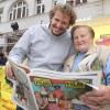 Erfolgsregisseur Marcus H. Rosenmüller, hier mit einer Besucherin des Festivals, kam zu den Augsburger Filmtagen und zeigte hier seinen neuen Film "Beste Chance". Foto: Annette Zoepf